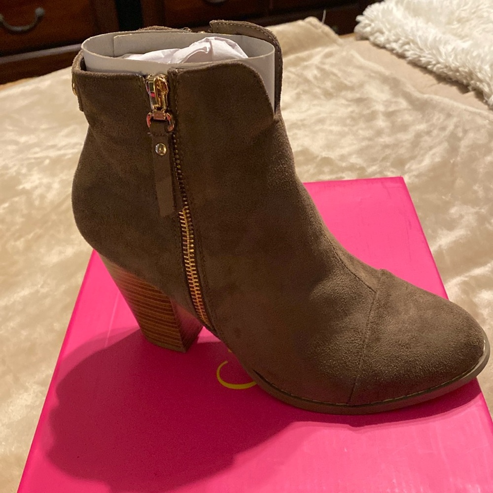 Carherine Malandrino zip chunky heel bootie.